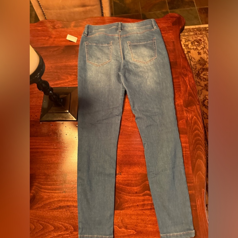 SUKO Jeans size 4. 15-16 inch waist 9 inch rise 28 inch inseam. Skinny jeans.
